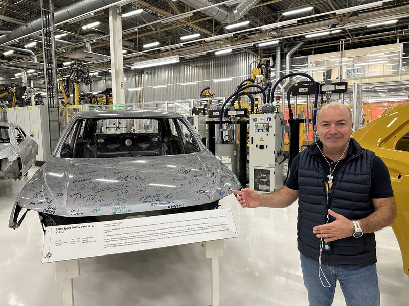O Νίκος Μερτέκης κατά την επίσκεψη στο εργοστάσιο Autoeurope της Volkswagen.