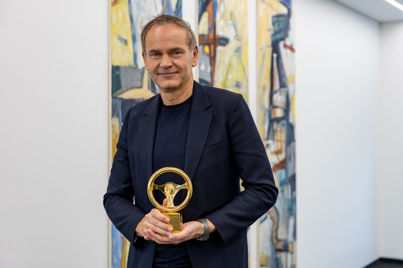 Ο Oliver Blume, CEO του Ομίλου Volkwagen, παραλαμβάνοντας το «Χρυσό Τιμόνι» εκ μέρους του κατασκευαστή