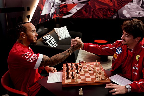 Ferrari: Leclerc και Hamilton απαντούν στον Elkann και ρίχνουν τους τόνους