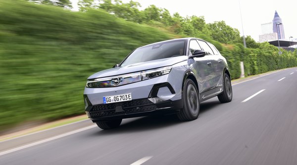 Opel Grandland Electric AWD: Στην Ελλάδα το τετρακίνητο SUV με τα 325 PS (τιμή)