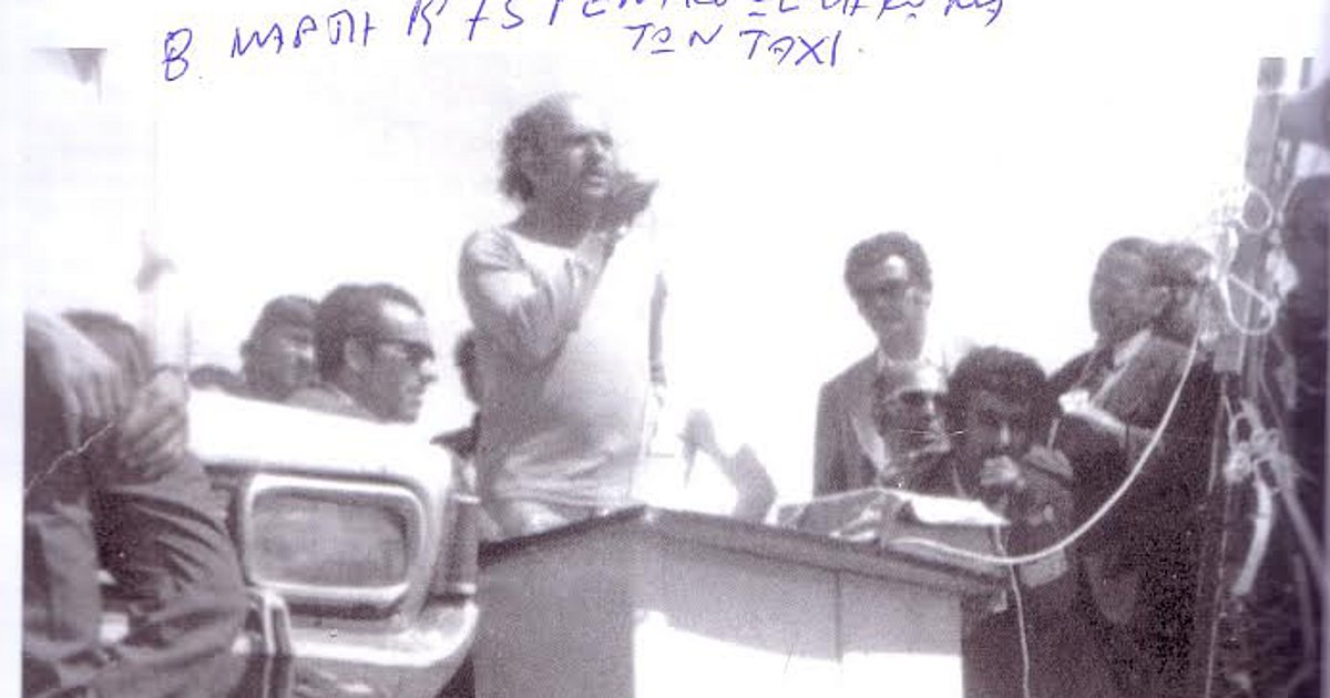 Άλιμος, 8 Μαρτίου 1975. Ο Μανώλης Μπαντουδάκης, εμβληματική μορφή στον συνδικαλιστικό χώρο των ταξί και πρώτος πρόεδρος του ΣΑΤΑ, στο βήμα μιλά στους απεργούς συναδέλφους του.