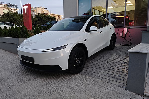 LIVE PHOTOS: Το προσιτό Tesla Model Y Standard έφτασε στις ελληνικές εκθέσεις (τιμή)