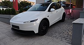 LIVE PHOTOS: Το προσιτό Tesla Model Y Standard έφτασε στις ελληνικές εκθέσεις (τιμή)