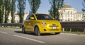 Fiat 500 Hybrid: Ανακοινώθηκαν οι τιμές του μικρού υβριδικού στην Ιταλία (πίνακας)