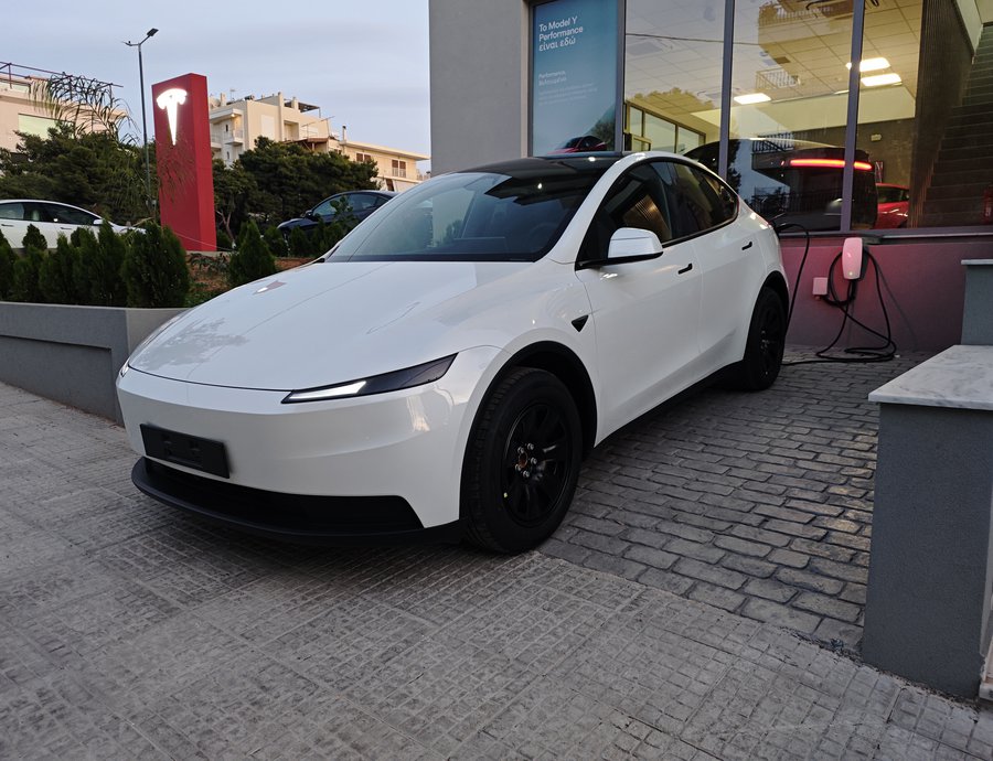 LIVE PHOTOS: Το προσιτό Tesla Model Y Standard έφτασε στις ελληνικές εκθέσεις (τιμή)