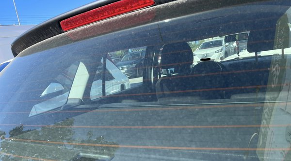 Τι κάνουν αυτές οι γραμμές στο πίσω παρμπρίζ;