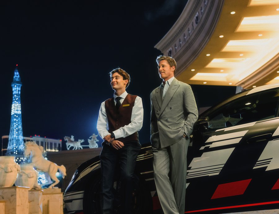 O George Russell έγινε... παρκαδόρος για χάρη του Brad Pitt (video)