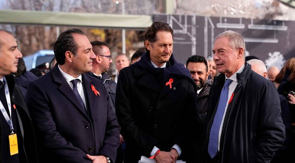 Elkann: «Χαλαρώστε τους στόχους των εκπομπών ρύπων για να μην καταστραφούν οι ευρωπαϊκές μάρκες»