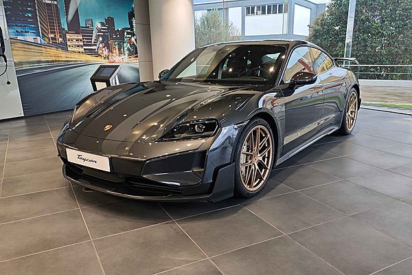 LIVE PHOTOS: Είδαμε από κοντά την «εξωπραγματική» Porsche Taycan των 1.108 PS (τιμή)