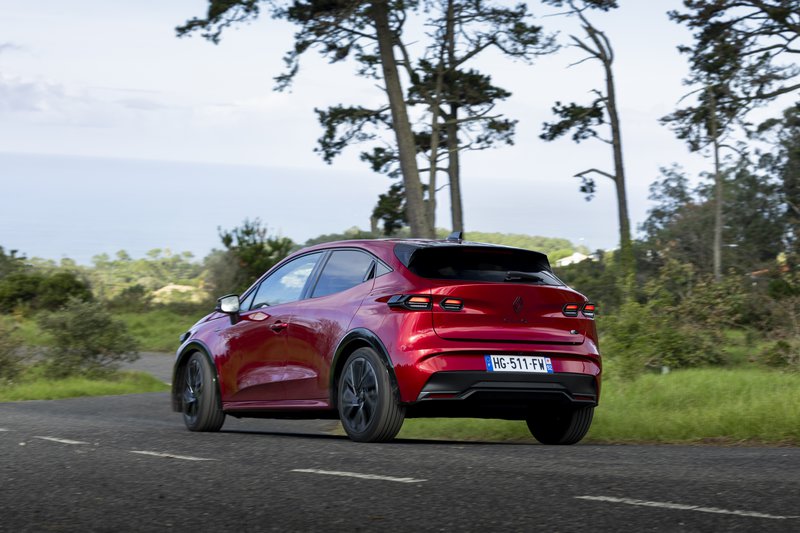 Η υβριδική έκδοση των 160 PS προσφέρει αθόρυβη λειτουργία, άμεση απόκριση και χαμηλή κατανάλωση, επιβεβαιώνοντας τον νέο, πιο δυναμικό χαρακτήρα του μοντέλου.