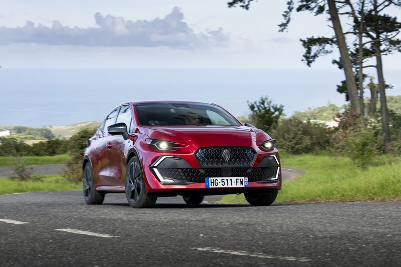 Το νέο Clio δείχνει πιο στιβαρό και εκλεπτυσμένο, με αναλογίες που του χαρίζουν δυναμική παρουσία στον δρόμο.