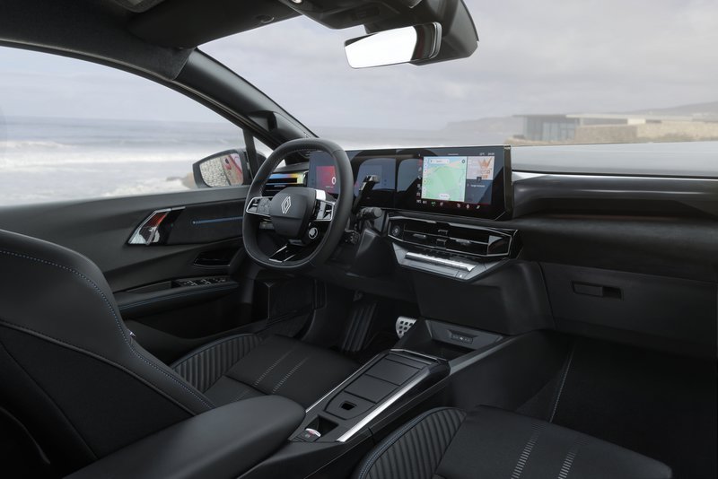 Η καμπίνα έχει αναβαθμιστεί ουσιαστικά, με καλύτερα υλικά, μεγαλύτερες οθόνες και πιο σύγχρονη εργονομία.