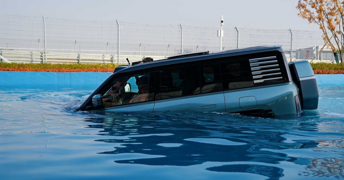 Το τέλειο SUV για την κακοκαιρία: «Κολυμπάει» στο νερό και αντέχει στις πτώσεις δέντρων! (video)