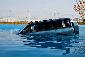 Το τέλειο SUV για την κακοκαιρία: «Κολυμπάει» στο νερό και αντέχει στις πτώσεις δέντρων! (video)