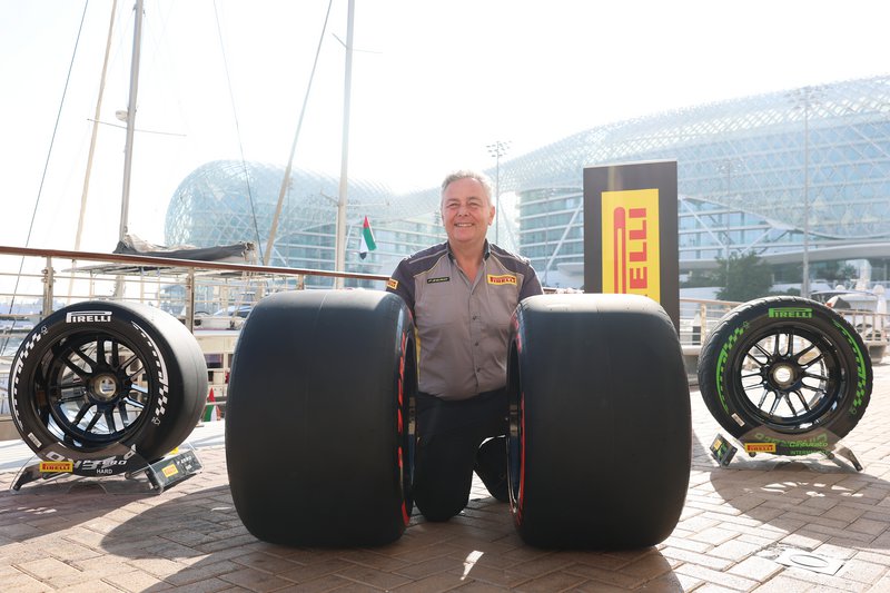 Ο επικεφαλής της Pirelli Motorsport, Mario Isola, παρουσιάζει τα ελαστικά του 2026.