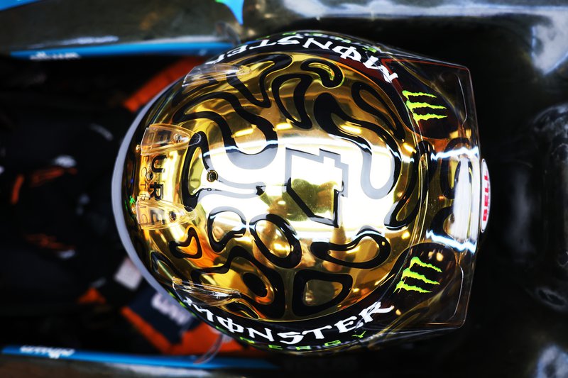 Ο Norris συμμετείχε στο τεστ με ένα ειδικό κράνος σε χρυσό χρώμα, γιορτάζοντας την κατάκτηση του πρωταθλήματος.