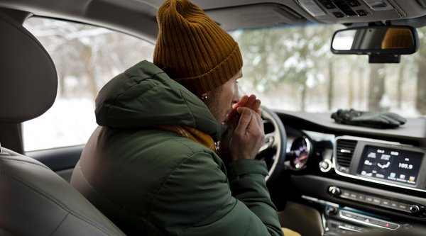Έρευνα: Πόσο επικίνδυνο είναι να οδηγούμε φορώντας χοντρό μπουφάν;