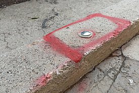 Αθήνα: Γιατί οι δρόμοι γέμισαν με αυτά τα κόκκινα σημάδια - Σε τι χρησιμεύουν (photos)