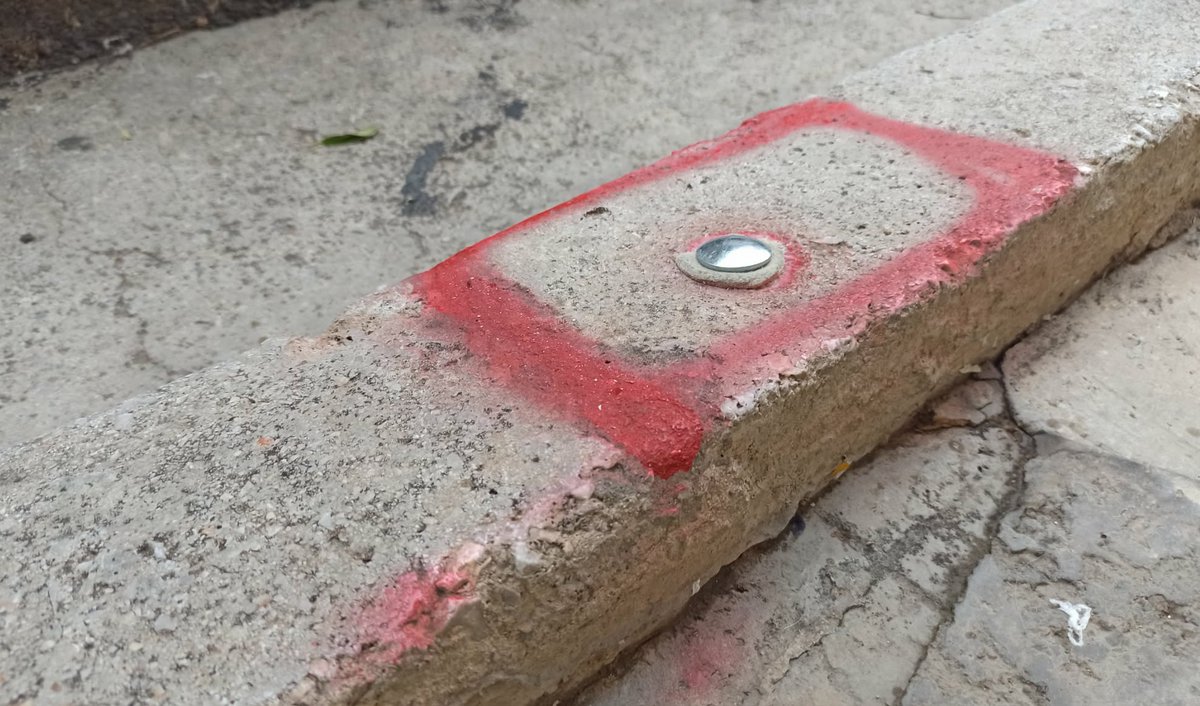 Αθήνα: Γιατί οι δρόμοι γέμισαν με αυτά τα κόκκινα σημάδια - Σε τι χρησιμεύουν (photos)