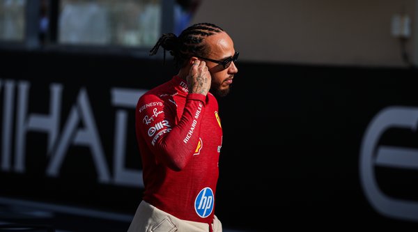 Lewis Hamilton: Ο πρώτος οδηγός της Ferrari μετά από 44 χρόνια χωρίς βάθρο στην πρώτη του σεζόν