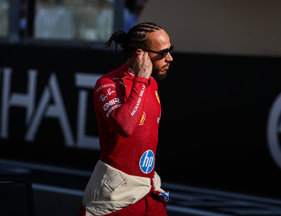 Lewis Hamilton: Ο πρώτος οδηγός της Ferrari μετά από 44 χρόνια χωρίς βάθρο στην πρώτη του σεζόν