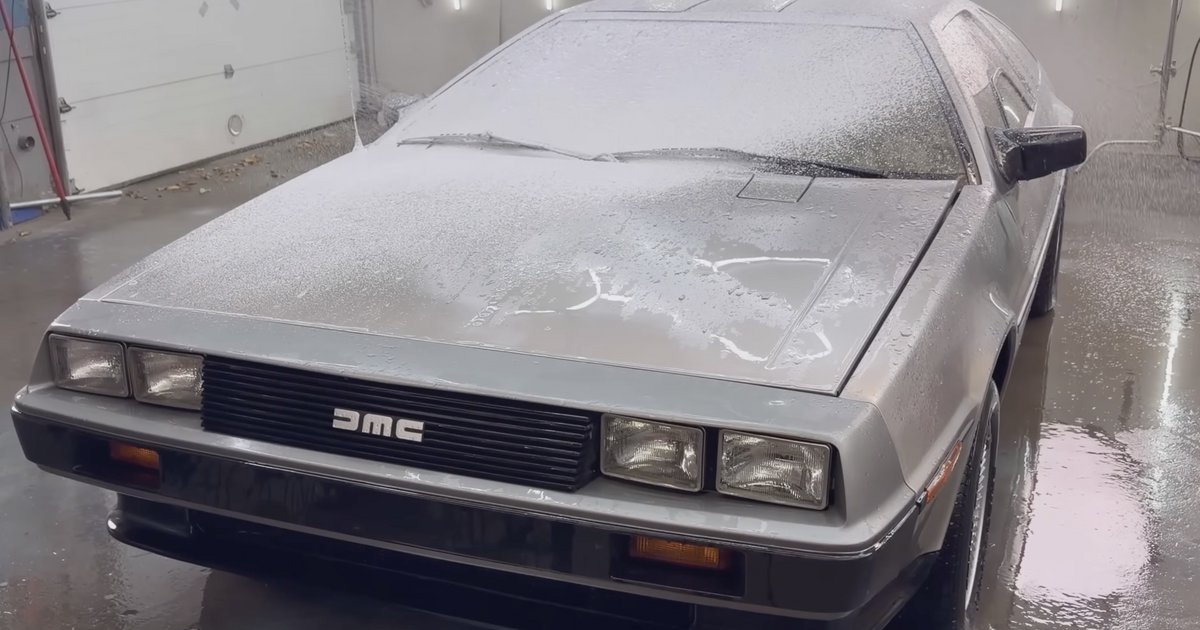 Μία DeLorean πλύθηκε μετά από 30 χρόνια και χάρισε δάκρυα χαράς στη γυναίκα του ιδιοκτήτη της (video)