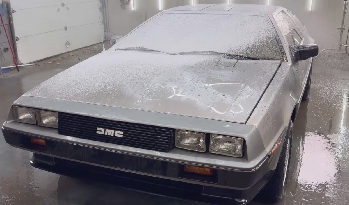 Μία DeLorean πλύθηκε μετά από 30 χρόνια και χάρισε δάκρυα χαράς στη γυναίκα του ιδιοκτήτη της (video)
