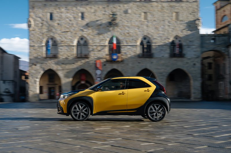 Η έκδοση Aygo X GR Sport διακρίνεται από πιο σπορτίφ ρύθμιση ανάρτησης, ενισχυμένο πλαίσιο για καλύτερη αίσθηση στην οδήγηση και πιο δυναμική εμφάνιση με αποκλειστικές ζάντες, αεροδυναμικά στοιχεία και μοναδικές σχεδιαστικές λεπτομέρειες που την ξεχωρίζουν από την απλή έκδοση, προσφέροντας πιο σπορτιφ χαρακτήρα χωρίς να θυσιάζει την πρακτικότητα και την οικονομία της συμβατικής έκδοσης.