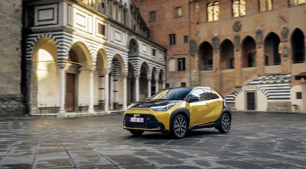 Οδηγούμε στη Φλωρεντία το νέο Toyota Aygo X Hybrid που «καίει» μόλις 2,9 L!

