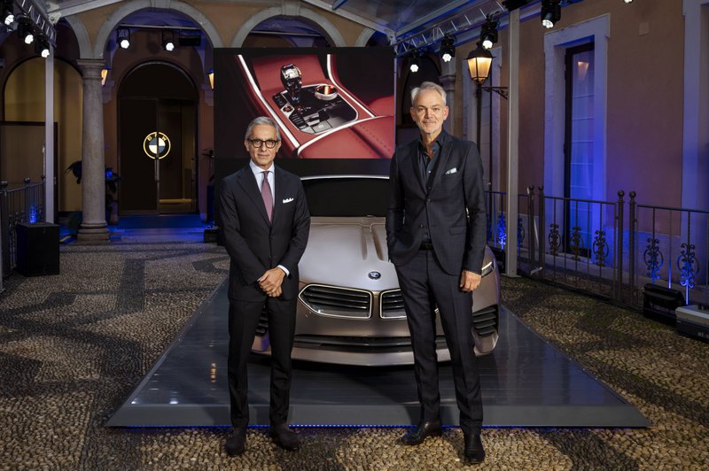 Ο πρόεδρος και CEO της BMW Italia Massimiliano Di Silvestre (αριστερά) και ο επικεφαλής σχεδίασης της BMW, Adrian van Hooydonk (δεξιά).