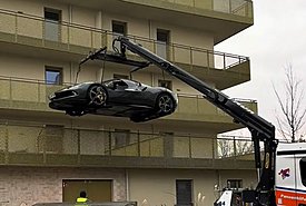 Δεν του έδωσαν θέση πάρκινγκ και ανέβασε την Ferrari 296 GTB στο μπαλκόνι του! (video)