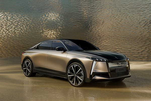 DS No8: Στην Ελλάδα το «διαμάντι» της DS με τους 350 PS (τιμές-εκδόσεις)