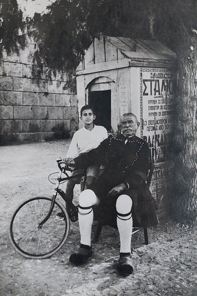 Βρισκόμαστε στην εποχή κατά την οποία οι εύζωνοι φορούσαν με περηφάνια τη στολή τους και σε προχωρημένη ηλικία, όπως αυτός στη φωτογραφία που υψηλόφρων φρουρεί το Παναθηναϊκό Στάδιο, ήδη από την εποχή του Τρικούπη. Η φωτό είναι μεταγενέστερη, αν κρίνουμε από τον τύπο του ποδηλάτου, αλλά ενδεικτική της συνάντησης της παράδοσης με τον μοντερνισμό, τον «μετέωρο μοντερνισμό» ήδη από την εποχή των μεγάλων έργων  των κυβερνήσεων Τρικούπη.