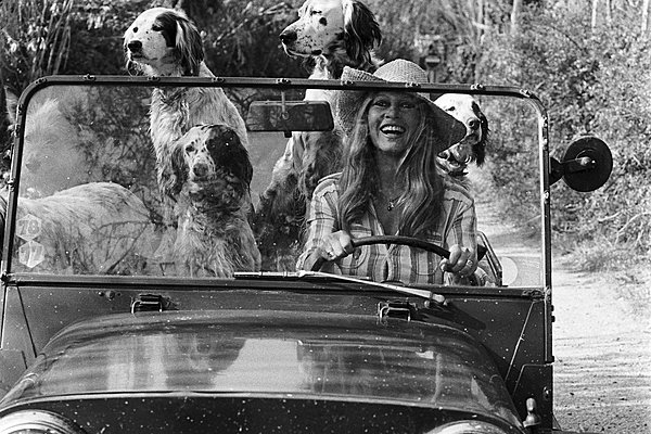 Μπριζίτ Μπαρντό: Η Ferrari που πήρε το όνομά της και η αγάπη της για τα αυτοκίνητα (photos)