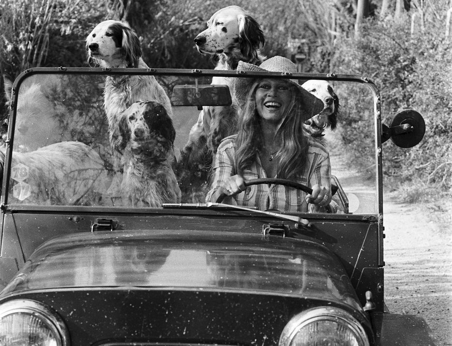 Μπριζίτ Μπαρντό: Η Ferrari που πήρε το όνομά της και η αγάπη της για τα αυτοκίνητα (photos)