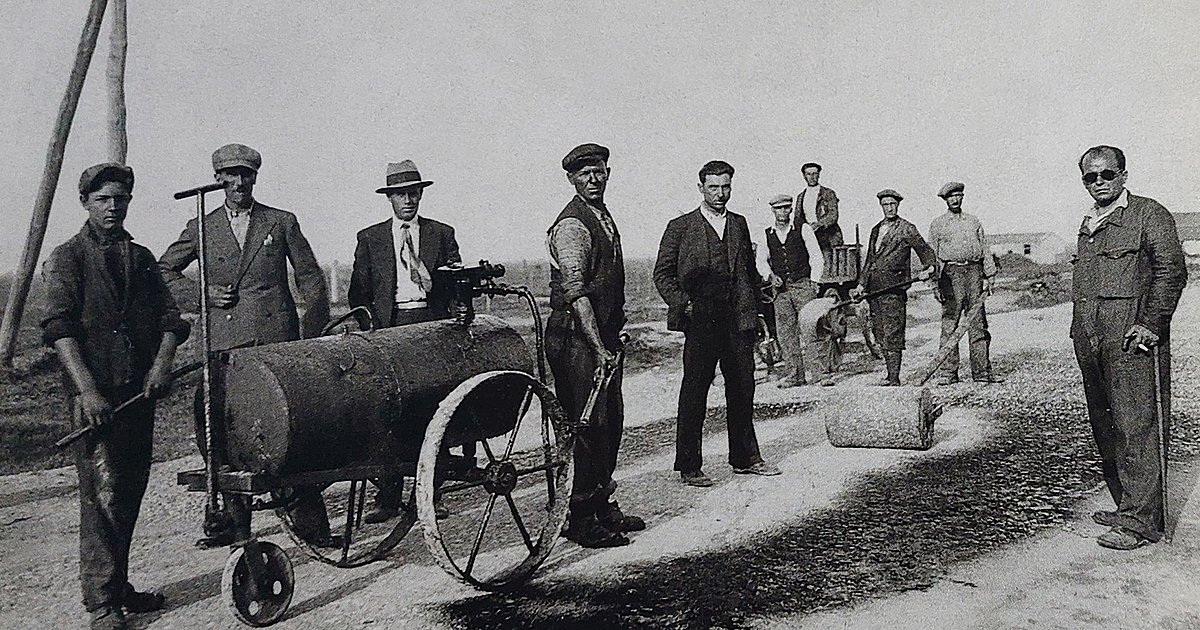 Η ασφαλτόστρωση εισάγεται στην οδοποιία στη χώρα μας αρχής γενομένης από την Αθήνα, λίγο μετά το γύρισμα του 20ού αιώνα. Απέχουμε μόλις μία δεκαετία και κάτι από τα επιτεύγματα Τρικούπη. Το 1905 έπεσε πρώτη φορά άσφαλτος στην οδό Αιόλου και στους δρόμους γύρω από το Δημοτικό Θέατρο στην Πλατεία Δημαρχείου. Η ποιότητα της ασφαλτόστρωσης ήταν τέτοια, ώστε ο «τάπητας» της Αιόλου άντεξε για περισσότερο από μισόν αιώνα. Η ασφαλτόστρωση εισάγεται στην οδοποιία στη χώρα μας αρχής γενομένης από την Αθήνα, λίγο μετά το γύρισμα του 20ού αιώνα. Απέχουμε μόλις μία δεκαετία και κάτι από τα επιτεύγματα Τρικούπη. Το 1905 έπεσε πρώτη φορά άσφαλτος στην οδό Αιόλου και στους δρόμους γύρω από το Δημοτικό Θέατρο στην Πλατεία Δημαρχείου. Η ποιότητα της ασφαλτόστρωσης ήταν τέτοια, ώστε ο «τάπητας» της Αιόλου άντεξε για περισσότερο από μισόν αιώνα.