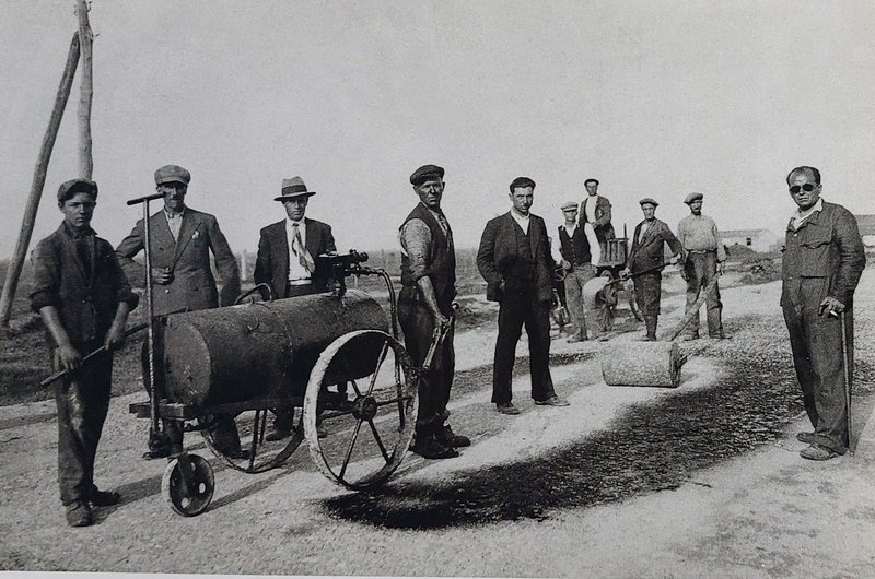 Η ασφαλτόστρωση εισάγεται στην οδοποιία στη χώρα μας αρχής γενομένης από την Αθήνα, λίγο μετά το γύρισμα του 20ού αιώνα.  Απέχουμε μόλις  μία δεκαετία  και κάτι από τα επιτεύγματα Τρικούπη. Το 1905 έπεσε πρώτη φορά άσφαλτος στην οδό Αιόλου και στους δρόμους γύρω από το Δημοτικό Θέατρο  στην Πλατεία Δημαρχείου. Η ποιότητα της ασφαλτόστρωσης ήταν τέτοια, ώστε ο «τάπητας» της Αιόλου άντεξε για περισσότερο από μισόν αιώνα.