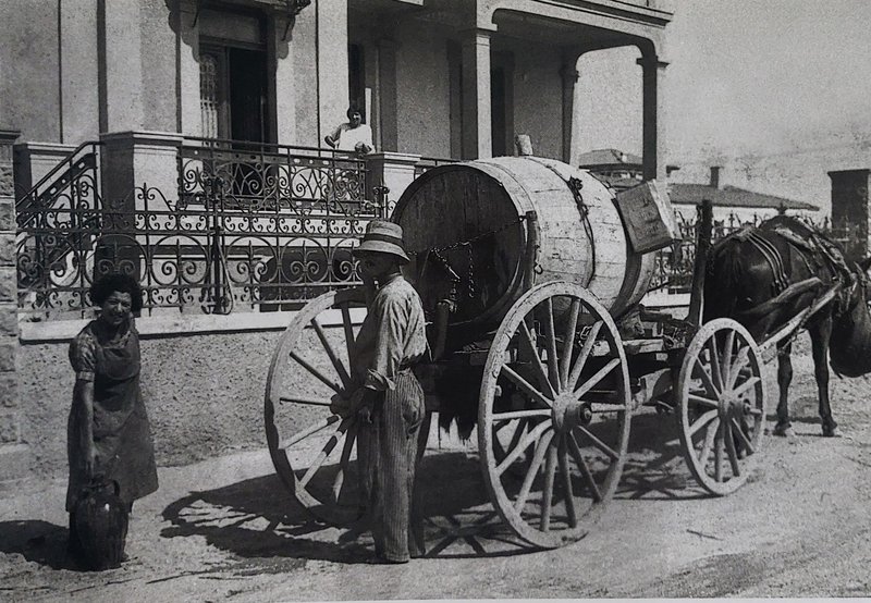 Το πρόβλημα της ύδρευσης ήταν από τα σοβαρότερα των κατοίκων της Αθήνας, την ίδια στιγμή που τα μεγάλα «δημόσια έργα» βρίσκονταν σε πλήρη εξέλιξη. Το πρόβλημα παρέμεινε οξύ μέχρι την τετραετία διακυβέρνησης Ελευθερίου Βενιζέλου (1928-1932). Εν τω μεταξύ οι νερουλάδες ήταν μια κάποια λύση, όπως αυτός που εικονίζεται στη φωτογραφία του 1925 στο Παλαιό Φάληρο. Νερουλάδες με κάρα, βαρέλια και άλογα καταγράφονται από τα μέσα του 18ου αιώνα.