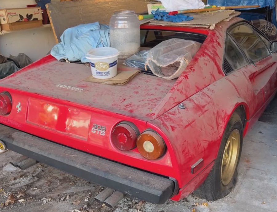 Ferrari 308 GTB πλένεται για πρώτη φορά μετά από 30 χρόνια (video)