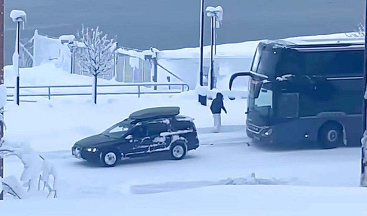 Απίστευτο περιστατικό: ΙΧ ρυμούλκησε διώροφο λεωφορείο που κόλλησε στα χιόνια (video)