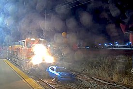 Σφοδρή σύγκρουση τρένου με αυτοκίνητο που είχε κολλήσει στις σιδηροδρομικές γραμμές (video)