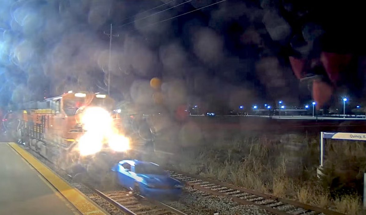 Σφοδρή σύγκρουση τρένου με αυτοκίνητο που είχε κολλήσει στις σιδηροδρομικές γραμμές (video)