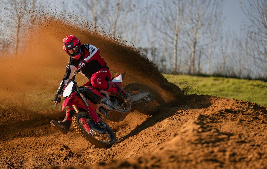 Ducati Desmo450 MX Factory 2026 - Ανεβαίνοντας επίπεδο στο χώμα