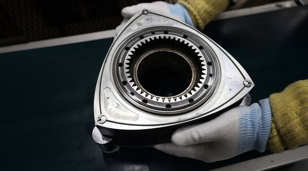 Mazda: Δείτε πώς κατασκευάζεται ο εμβληματικός κινητήρας Wankel στην Ιαπωνία (video)