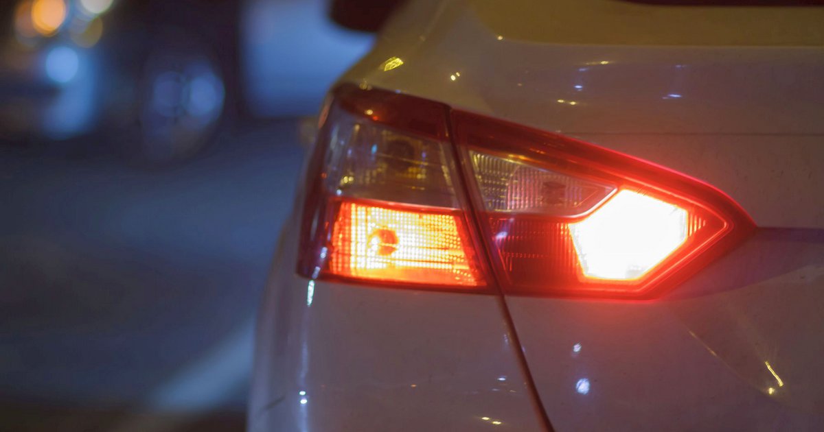 Έρευνα: Ποιοι οδηγοί ξεχνούν πιο συχνά το φλας – Τι αυτοκίνητα οδηγούν