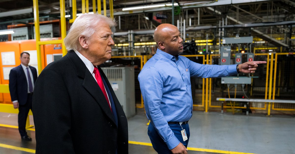 Επεισοδιακή επίσκεψη Trump στο εργοστάσιο της Ford - Έκανε απρεπή χειρονομία σε εργαζόμενο (video)