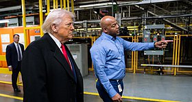 Τι απέγινε ο εργαζόμενος της Ford που «επιτέθηκε» στον Trump;