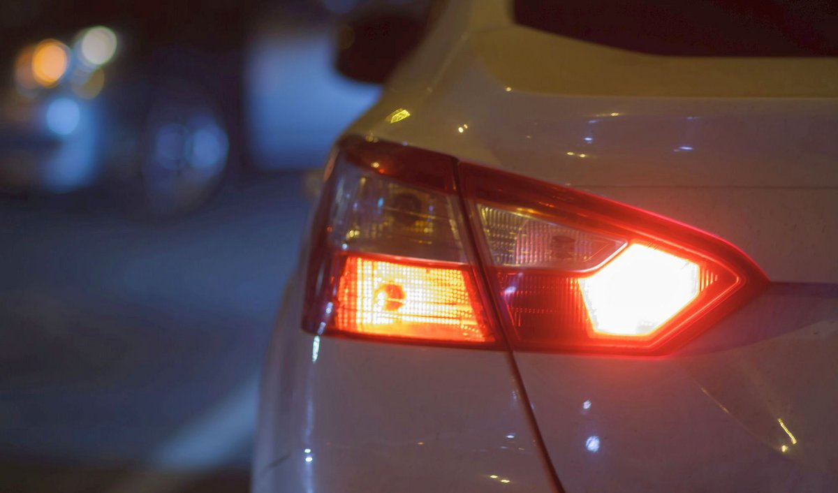 Έρευνα: Ποιοι οδηγοί ξεχνούν πιο συχνά το φλας – Τι αυτοκίνητα οδηγούν