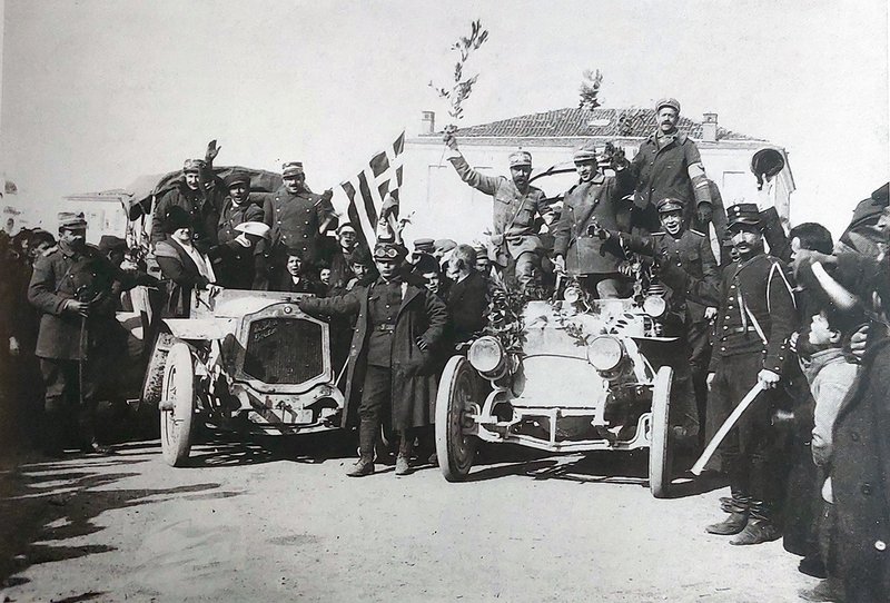 Τα πρώτα αυτοκίνητα στα Ιωάννινα, αμέσως μετά την είσοδο του Ελληνικού Στρατού.