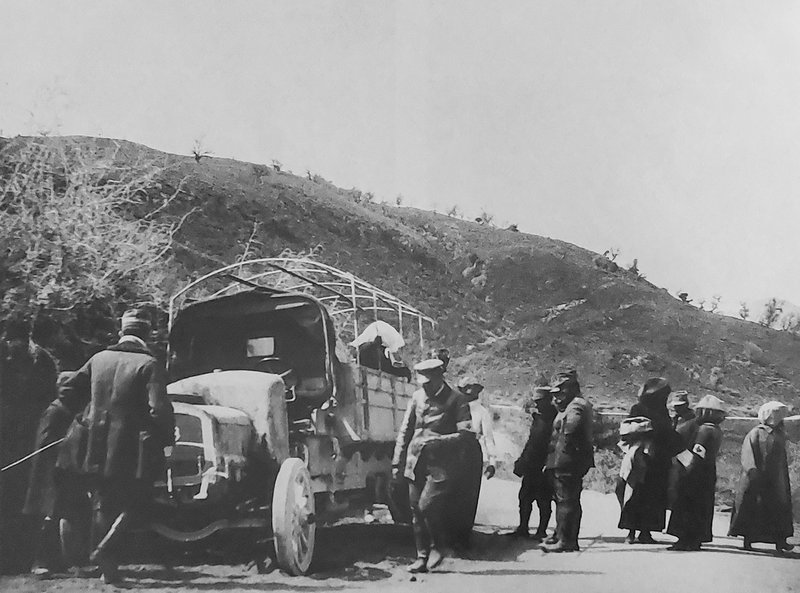 Αμαξιτή οδός Φιλιππιάδας – Εμίν Αγά. Επισκευή φορτηγού του Ερυθρού Σταυρού.